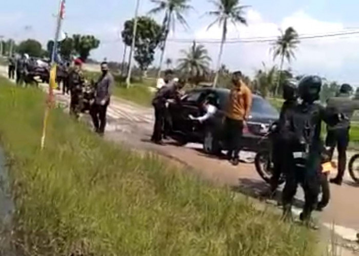 Duh, Mobil Mercy Jokowi Sempat Tersangkut Saat 'Nikmati' Jalan Berlubang Terusan Ryacudu