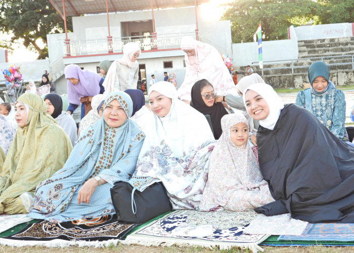 Wali Kota Bandar Lampung Bersama Keluarga Salat Ied di Stadion Mini Way Halim
