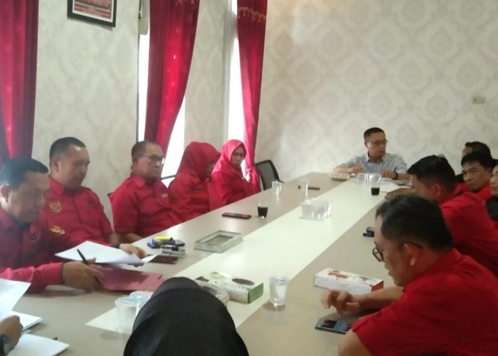Dua Tokoh Ambil Berkas Bacalon Bupati dan Tiga Daftar Wakil Bupati di Panitia Penjaringan PDIP Tanggamus 