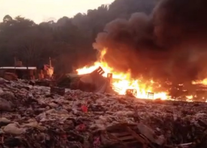 Breaking News, Tempat Pembuangan Akhir (TPA) Bakung Terbakar Malam Ini