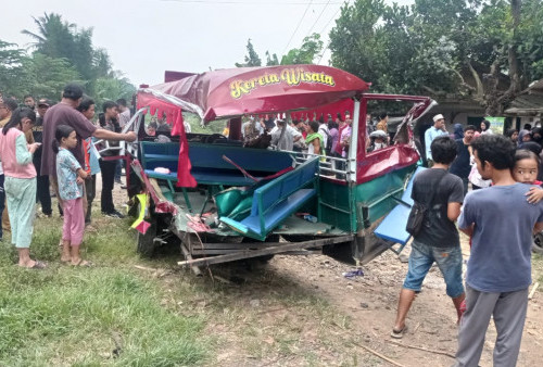 Tragis, Odong-odong Sarat Penumpang Tertabrak Kereta Api, 9 Orang Tewas