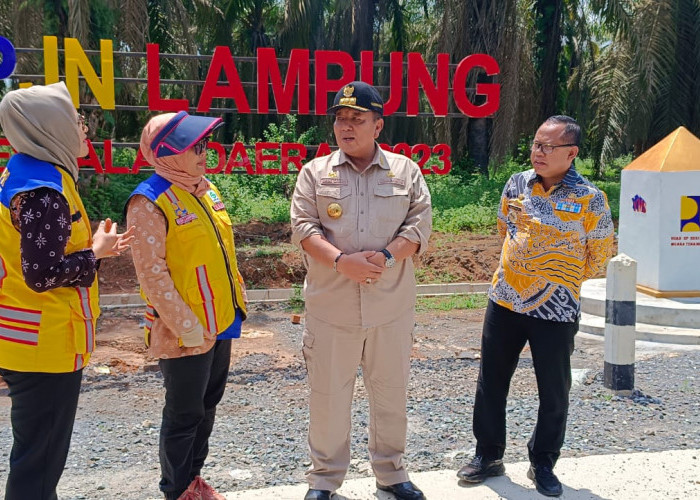 PJ Bupati Mesuji Dampingi Gubernur Tinjau Kondisi Jalan