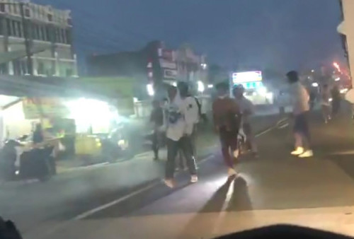 Viral, Tawuran Jelang Pengumuman Kelulusan, Netizen Salfok Pelajar Bawa Sajam 
