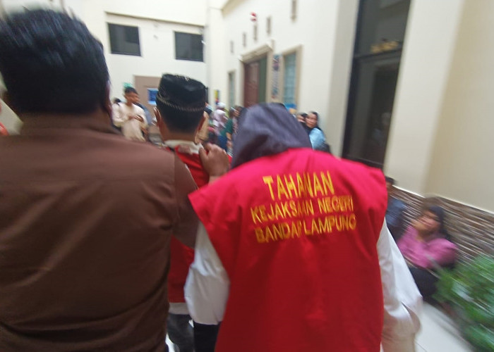 Batal Divonis, Selebgram Adelia Putri Salma Tutupi Wajah Pakai Map Demi Hindari Sorotan Kamera