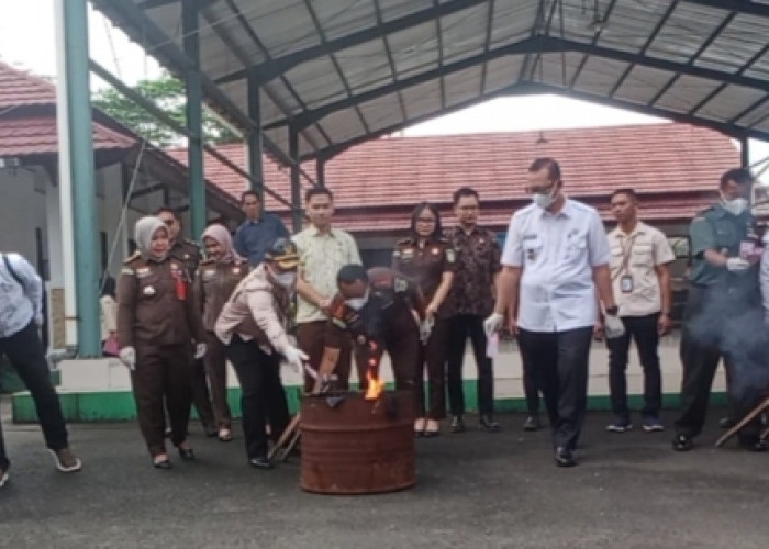 Kejari Lamtim Musnahkan BB, Uang Palsu, Daging Rusa, Dadu Koprok, Hinga Ketapel