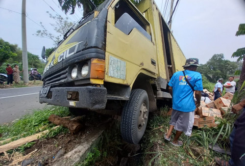 Tidak Kuat Menanjak, Truk Bermuatan Makanan Ringan Mundur dan Menabrak Motor