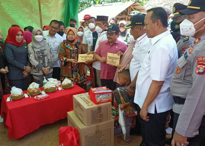 Sambangi Lamsel, Mensos RI Tri Rismaharini Beri Bantuan ke Korban Banjir