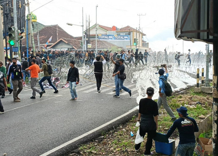 Bentrok Pecah, Massa Aksi Tolak UU Cipta Kerja Kocar Kacir Dihantam Water Canon 