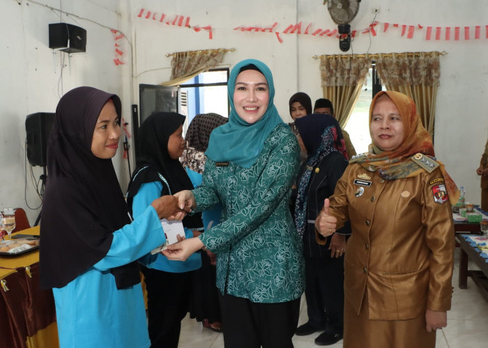 Istri Wabub Lampura Bagikan Bansos Warga Kotabumi Utara