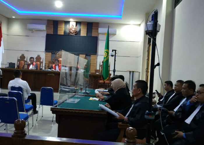 Sembilan Pengacara Dampingi Heryandi dan Basri di Persidangan
