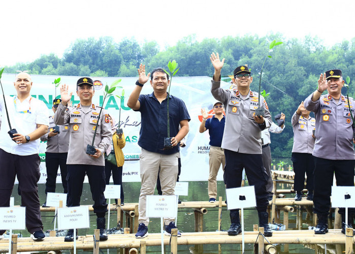 Gerakan Penanaman Mangrove Serentak di 35 Titik Oleh Humas Polri 