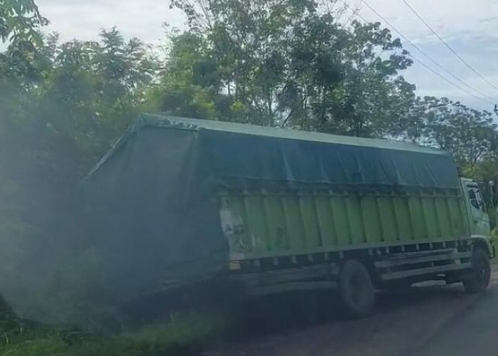Soroti Jalan Rusak di Way Kanan, Anggota DPRD Lampung: Silahkan Warga Hadang Kendaraan yang Melanggar Tonase!