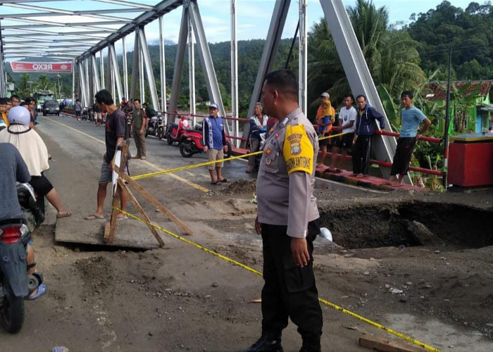 Lantai Jembatan Amblas, Jalur Pesisir Barat-Bengkulu Lumpuh Total 