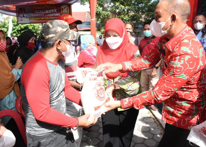 Eva Dwiana Salurkan Bantuan Beras untuk Masyarakat Terdampak Kenaikan Harga BBM