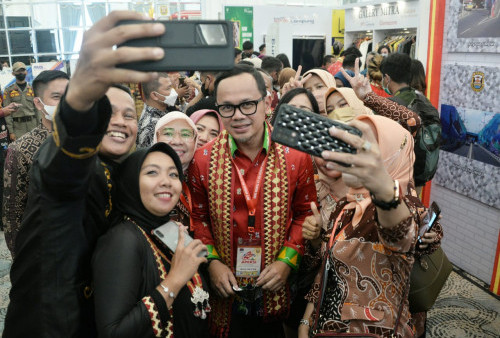 Kunjungi Stand Kota Metro, Wali Kota Bogor Bima Arya Diserbu Emak-emak