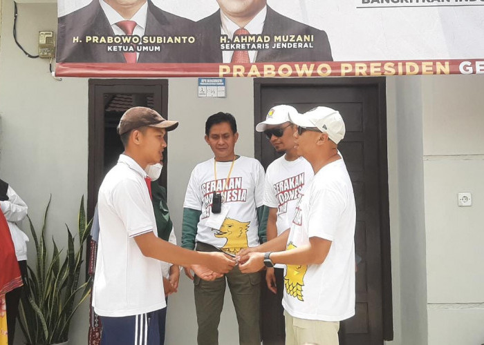 Rahmat Mirzani Djausal Langsung Serahkan Kunci Rumah Hadiah Jalan Sehat Kepada Pemenang