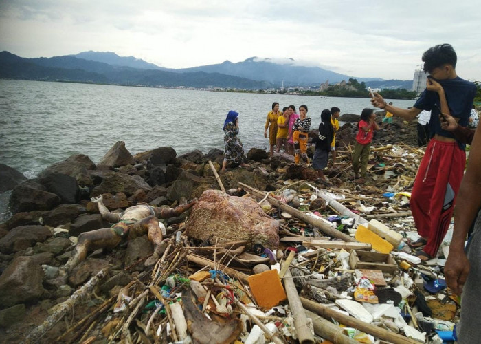 Sesosok Mayat Pria Tanpa Identitas Ditemukan Tewas di Pinggir Pantai, Begini Cirinya