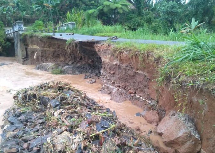 Hati-hati! Jalan Poros di Pagar Dewa Kian Parah 
