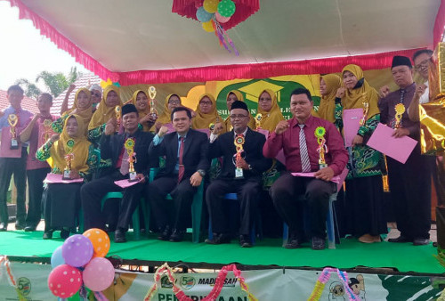 159 Siswa Kelas IX MTSN 2 Lamteng Ikuti Prosesi Wisuda dan Pelepasan Angkatan Ke-19 Tahun Pelajaran 2021/2022