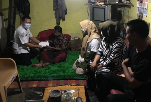 Bunda Dewi Berikan Tali Asih untuk Warga yang Sakit