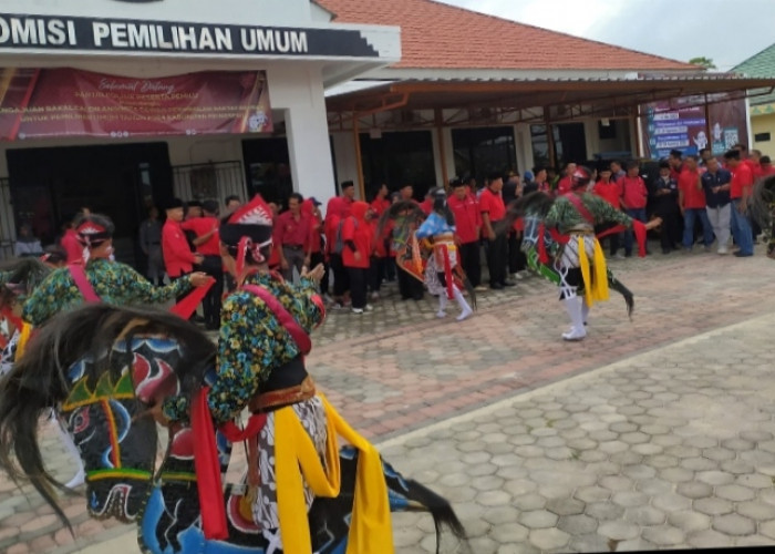 Daftarkan Bacaleg, PDIP Pringsewu Bawa Kuda Lumping, Partai Nasdem Diiringi Tukang Becak 