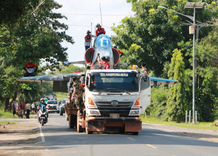 Direlokasi ke Lanud BNY, Pesawat Skyhawk Dinaikkan Truk Trailer Lintasi Jalinsum Tulang Bawang
