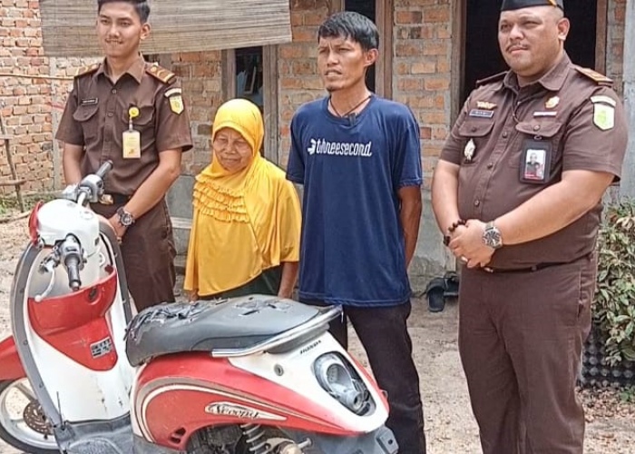 Tanpa Biaya, Kejari Way Kanan Kembalikan BB Sepeda Motor Kepada Supriono Usai Dinyatakan Inkracht