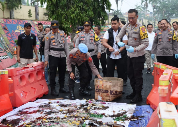 Pemusnahan Barang Bukti Ratusan Botol Miras, Kapolres Tanggamus Sampaikan Pesan Ini 