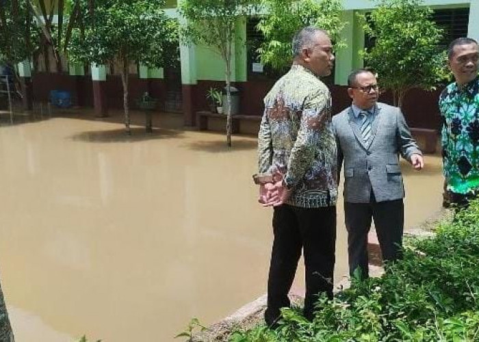 SMAN3 Kotabumi Terendam, Sulpakar Pastikan Ujian Sekolah Tetap Berjalan