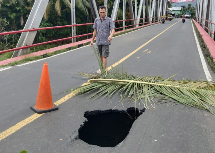 Badan Jembatan Way Laay Jebol, Jalinbar Pesisir Barat-Bengkulu Terancam 