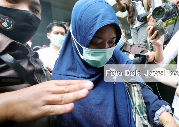 7 Ekspresi Wagub Nunik Saat Penuhi Panggilan KPK, Sempat Berseri-seri Hingga Bak Nyaris Pingsan
