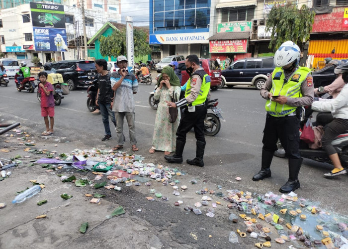 Pengendara Ojol Wanita Alami Lakalantas Tunggal, Tabrak Penjual Kue