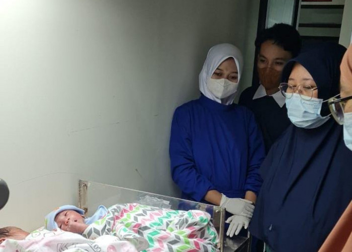 Bayi Kembar Pasutri yang Miliki 9 Anak Dalam Keadaan Sehat