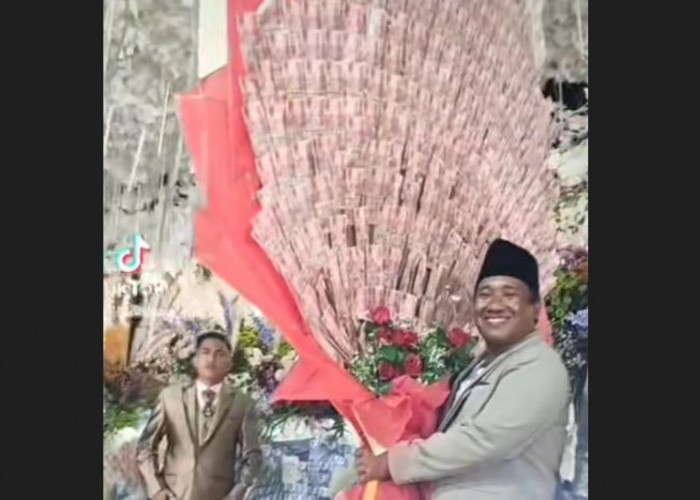 Mendadak Viral, Pasangan Pengantin di Madura Disawer Buket Uang Raksasa