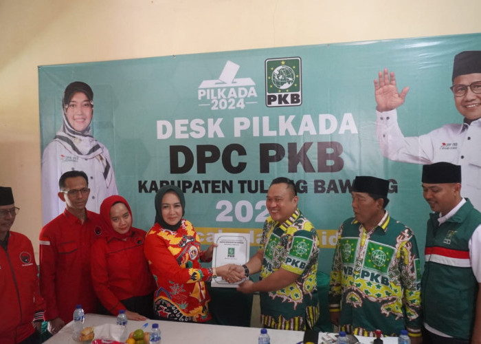 Kenakan Batik BMW, Winarti Kembalikan Berkas Bakal Calon Bupati ke PKB Tulang Bawang