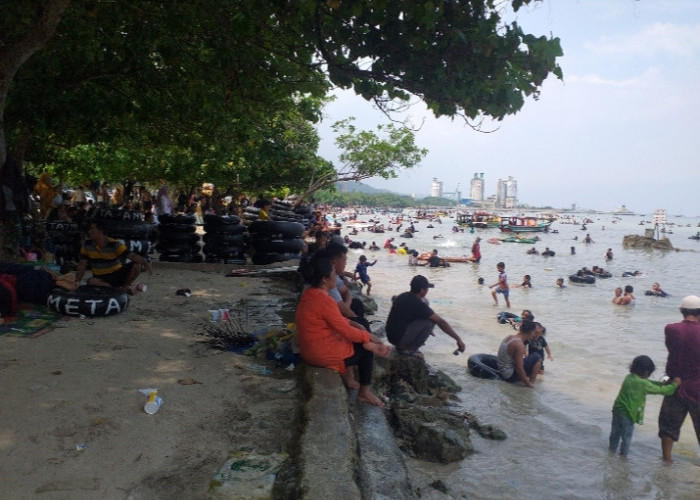 Libur Lebaran 2023, Warga Padati Pantai Pasir Putih