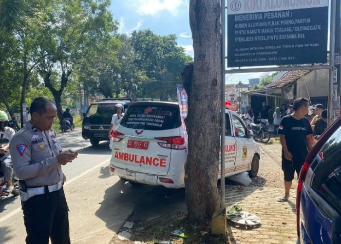 Mobil Ambulans dan Sepeda Motor Terlibat Kecelakaan di Jalinbar