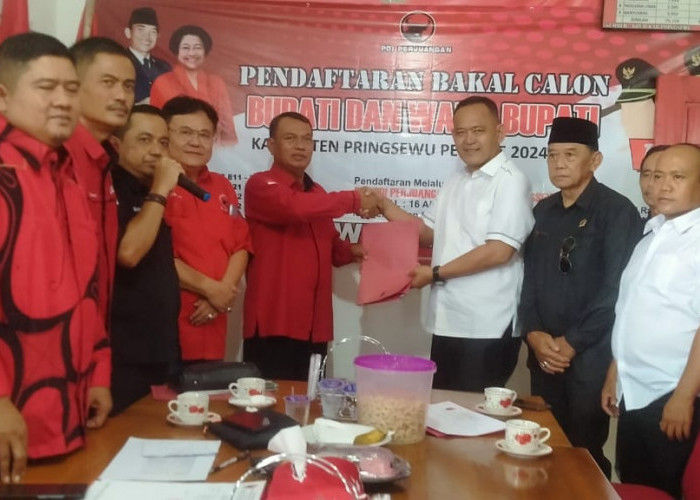 Fauzi Jadi yang Pertama Kembalikan Formulir Pendaftaran