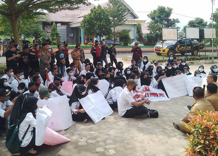 Guru Honor Pesawaran Beraksi, Tuntut Kejelasan Status 