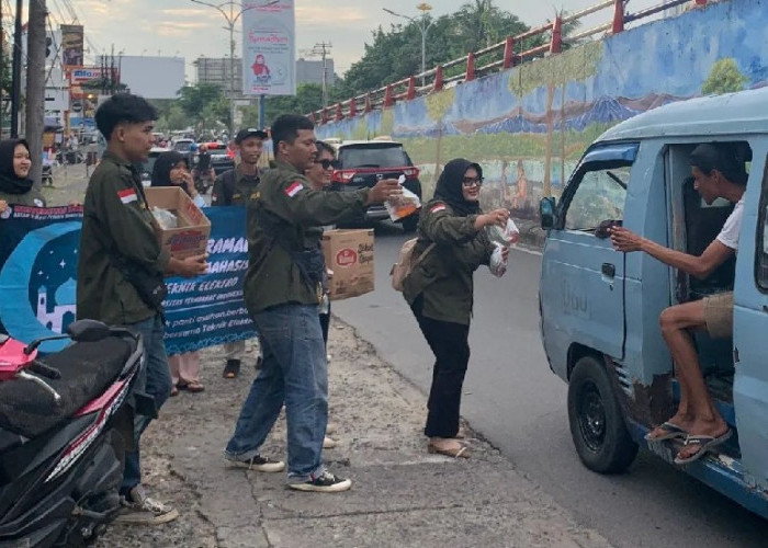 Cari Kegiatan Positif, Himate Teknokrat Bagikan Takjil Gratis Kepada Masyarakat