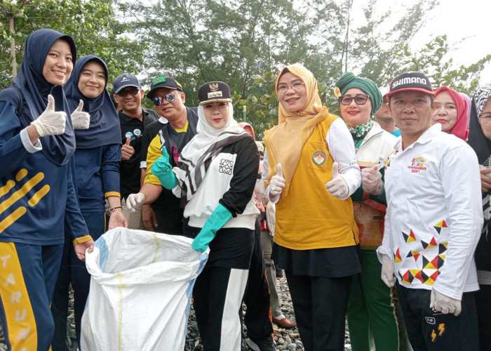 Pemkab Tanggamus Gelar Gerakan Bersih Pantai di Muara Indah 