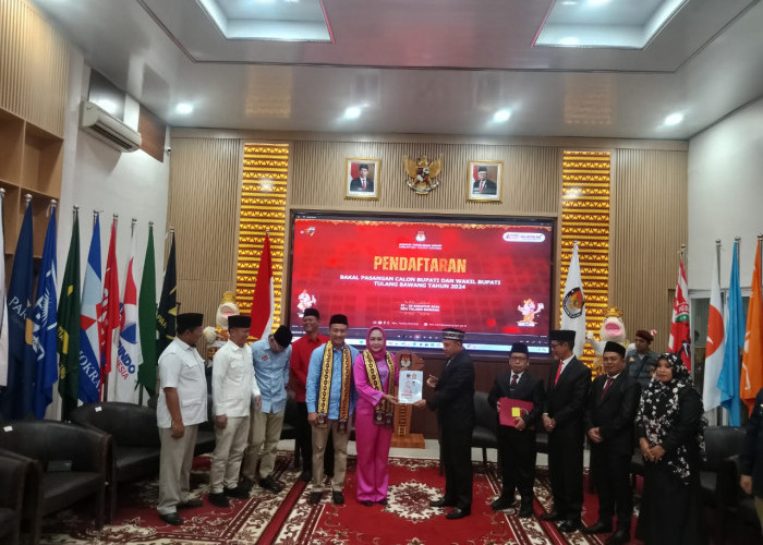 Jadi Pasangan Pertama, Winarti - Reynata Resmi Daftar Pilkada ke KPU Tulang Bawang