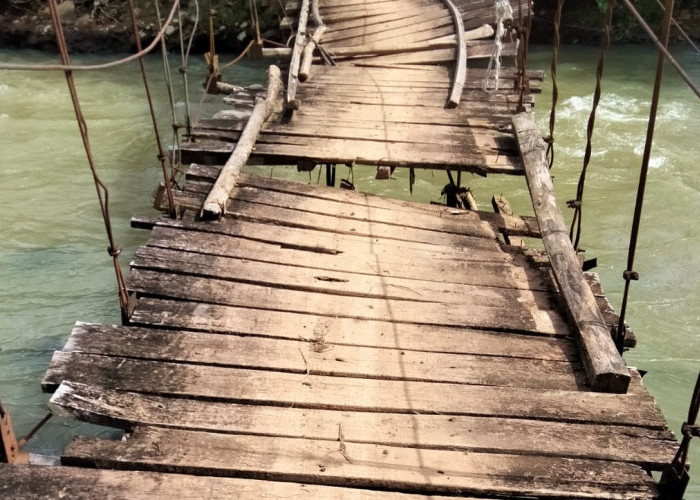 Warga Kampung Jukuh Batu Menjerit, Jembatan Gantung Akses Mereka ke Kebun Rusak Parah dan Terabaikan