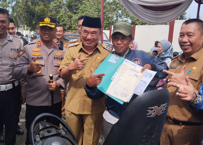 Bupati Tanggamus Kunjungi Samsat, Tinjau Pelayanan Pemutihan Pajak Kendaraan Bermotor