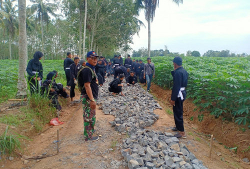 Dukung TMMD ke-113 Kodim 0411/KM, PSHT Ranting Rumbia Bantu Pengerjaan Jalan