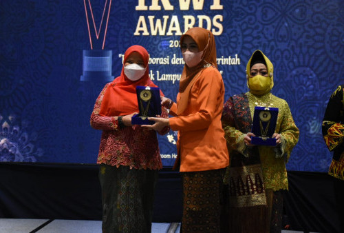 Eva Dwiana Terima Penghargaan Inisiator Geberak Sungai