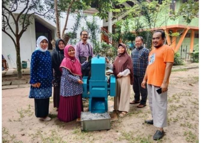 Pelatihan Penggunaan Alat Pencacah Plastik Sebagai Sarana Pendukung Program Bank Sampah di Sekolah Alam