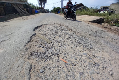 JALAN RUSAK BELUM DIPERBAIKI