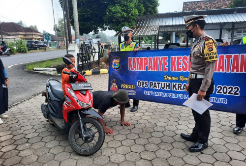 Pelanggar dan Patuh Berlalu Lintas Diberi Hadiah oleh Polres Lamtim