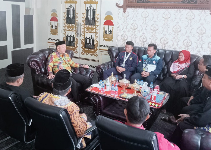 Dua Pesilat Peraih Medali Dalam Kejuaraan Dunia Dapat Penghargaan Dari Pemkab Tanggamus 